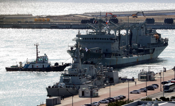 파키스탄 해군의 호위함 ‘샴시르함’(Shamsheer, F-252)과 군수지원함 나스르함(Nasr, A-47)이 25일 부산 남구 해군작전사령부 부산작전기지에 입항하고 있다. 파키스탄 해군 함정의 방한은 1983년 한국과 파키스탄 수교 이후 처음이다. 2022.10.25. 뉴시스
