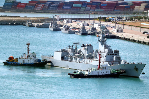 파키스탄 해군의 호위함 ‘샴시르함’(Shamsheer?F-252?2600t급)이 25일 부산 남구 해군작전사령부 부산작전기지에 입항하고 있다. 파키스탄 해군 함정의 방한은 1983년 한국과 파키스탄 수교 이후 처음이다. 2022.10.25. 뉴시스