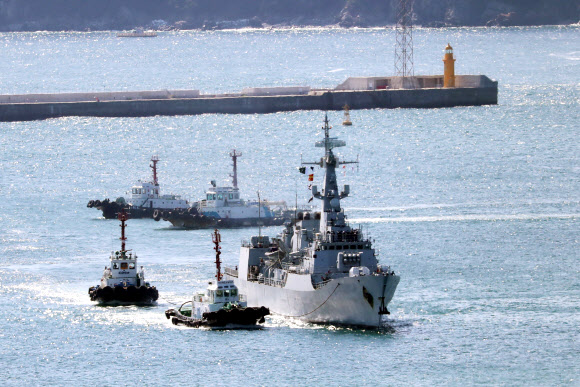 파키스탄 해군의 호위함 ‘샴시르함’(Shamsheer, F-252)이 25일 부산 남구 해군작전사령부 부산작전기지에 입항하고 있다. 파키스탄 해군 함정의 방한은 1983년 한국과 파키스탄 수교 이후 처음이다. 2022.10.25. 뉴시스