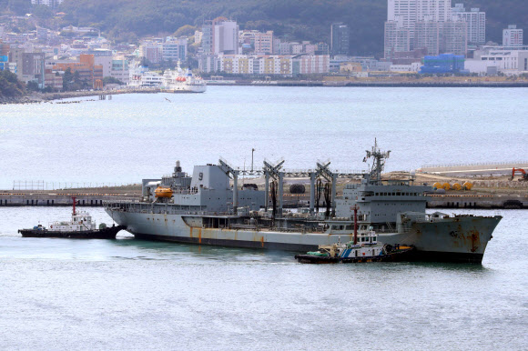 파키스탄 해군의 군수지원함 나스르함(Nasr, A-47)이 25일 부산 남구 해군작전사령부 부산작전기지에 입항하고 있다. 파키스탄 해군 함정의 방한은 1983년 한국과 파키스탄 수교 이후 처음이다. 2022.10.25. 뉴시스