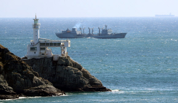파키스탄 해군의 군수지원함 나스르함(Nasr, A-47)이 25일 부산 남구 해군작전사령부 부산작전기지에 입항하고 있다. 파키스탄 해군 함정의 방한은 1983년 한국과 파키스탄 수교 이후 처음이다. 2022.10.25. 뉴시스