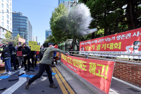 ‘사업종료 통보’ 푸르밀 본사에 우유 투척하는 낙농가