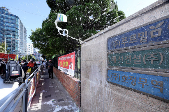 낙농가, ‘사업종료 통보’ 푸르밀 본사에 우유 투척