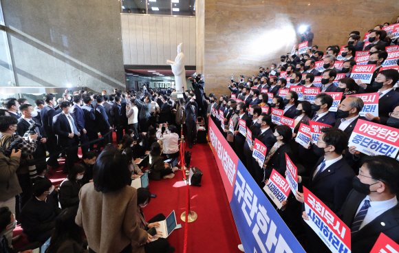 25일 윤석열 대통령이 내년도 예산안 시정연설을 하기 위해 국회 본청으로 들어서는 순간 이재명 더불어민주당 대표와 의원들이 피켓시위를 하고 있다.2022. 10. 25 오장환 기자