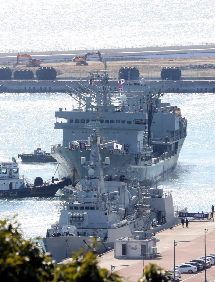 파키스탄 해군의 호위함 ‘샴시르함’(Shamsheer, F-252)과 군수지원함 나스르함(Nasr, A-47)이 25일 부산 남구 해군작전사령부 부산작전기지에 입항하고 있다. 파키스탄 해군 함정의 방한은 1983년 한국과 파키스탄 수교 이후 처음이다. 2022.10.25. 뉴시스