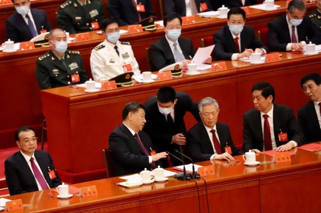 지난 22일 중국 베이징 인민대회당에서 열린 제20차 공산당 전국대표대회(당대회) 폐막식에서 시진핑(왼쪽) 중국 국가주석이 수행원에게 후진타오 전 주석을 부축하라고 지시하고 있다. 스페인 ABC 캡처