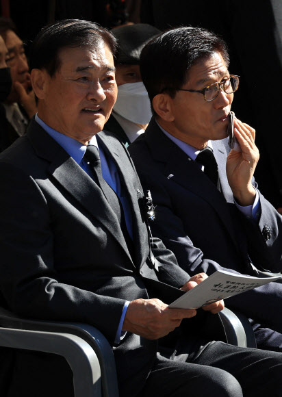 강창희 전 국회의장(왼쪽)과 김문수 경제사회노동위원장이 26일 서울 동작구 국립현충원에서 열린 박정희 대통령 43주기 추도식에 참석하고 있다. 2022.10.26  연합뉴스