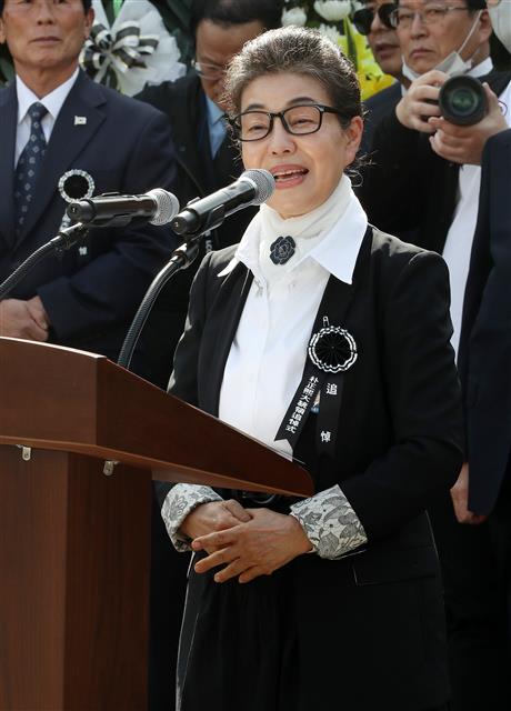 박근령 전 육영재단 이사장이 26일 동작구 국립서울현충원 박정희대통령 묘역에서 열린 박정희 대통령 43주기 추도식에서 유족 인사말을 하고있다. 2022.10.26 뉴스1