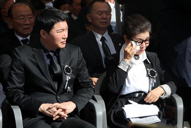 박근령 전 육영재단 이사장이 26일 동작구 국립서울현충원 박정희대통령 묘역에서 열린 박정희 대통령 43주기 추도식에서 눈물을  닦고 있다. 왼쪽은 남편 신동욱 전 공화당 총재. 2022.10.26 뉴스1