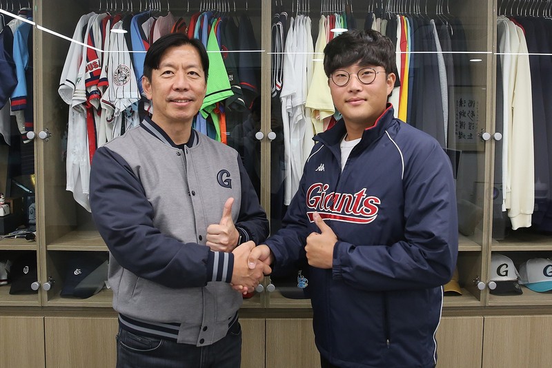 박세웅(오른쪽)과 이석환 롯데 자이언츠 사장