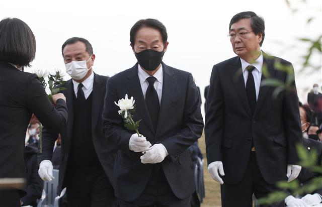 고 노태우 전 대통령 1주기 추모식 찾은 전직 대통령 가족들