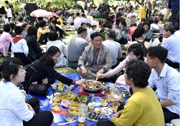 재일본조선인총연합회 기관지 조선신보는 27일 북한식 불고기 조리법을 소개했다. 북한식 불고기는 고기에 마늘, 참기름을 기본으로 하는 양념감을 섞어 미리 재웠다가 불에 굽는데, 고구려 시대 ‘맥적’에서 유례했으며 “고기를 굽거나 삶은 다음 장을 묻혀먹던 당시 중국의 고기 음식과 다르다”고 설명했다. 사진은 명절에 야외에서 불고기를 즐기는 평양 시민들. 2022.10.27  평양 조선신보·연합뉴스