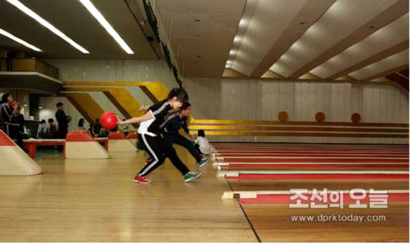 북한 대외선전매체 조선의오늘은 평양 대동강반 평양볼링관이 주민들의 사랑을 받고 있다고 27일 보도했다. 사진은 볼링을 즐기는 주민들. 2022.10.27   조선의오늘 홈페이지 캡처