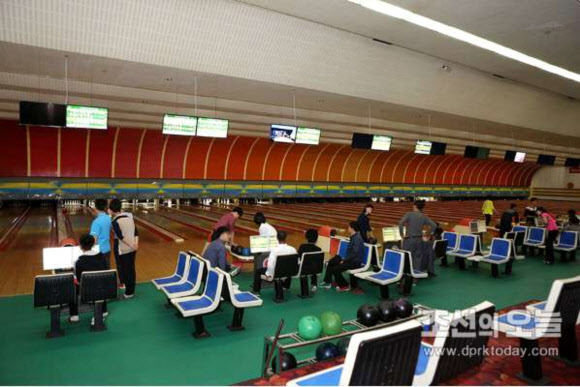 북한 대외선전매체 조선의오늘은 평양 대동강반 평양볼링관이 주민들의 사랑을 받고 있다고 27일 보도했다. 사진은 볼링을 즐기는 주민들. 2022.10.27   조선의오늘 홈페이지 캡처