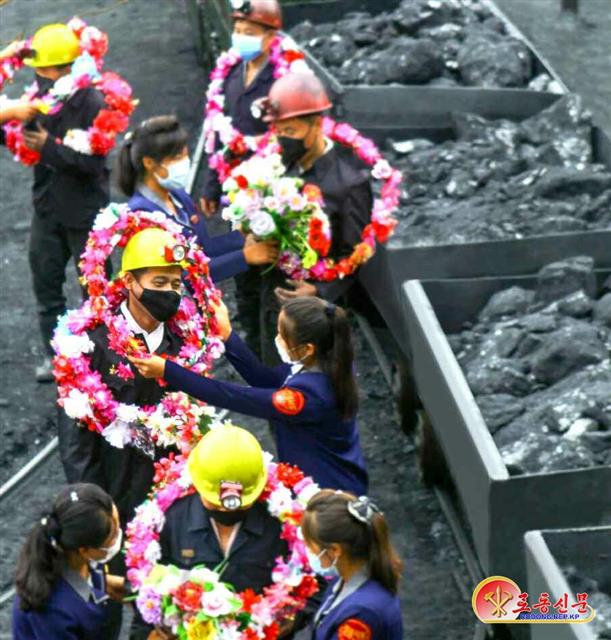 북한 노동당 기관지 노동신문은 27일 석산생산계획을 넘쳐 수행한 제남탄광의 탄부들을 소개하면서 생산 실적을 향상을 독려했다.  평양 노동신문·뉴스1