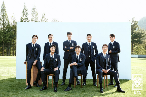 대한축구협회가 유명 정장 브랜드인 ‘캠브리지 멤버스’와 축구대표팀 단복 협찬 계약을 맺었다고 27일 밝혔다. 이에 따라 대표팀은 캠브리지 멤버스가 제공하는 단복을 입고 2022 카타르 월드컵에 나선다. 사진은 카타르 월드컵 단복을 입고 기념 촬영하는 축구대표팀. 2022.10.27  대한축구협회 제공