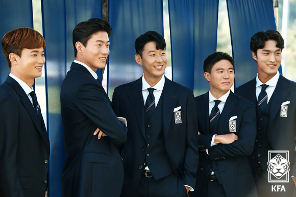 대한축구협회가 유명 정장 브랜드인 ‘캠브리지 멤버스’와 축구대표팀 단복 협찬 계약을 맺었다고 27일 밝혔다. 이에 따라 대표팀은 캠브리지 멤버스가 제공하는 단복을 입고 2022 카타르 월드컵에 나선다. 사진은 카타르 월드컵 단복을 입고 기념 촬영하는 축구대표팀. 2022.10.27  대한축구협회 제공