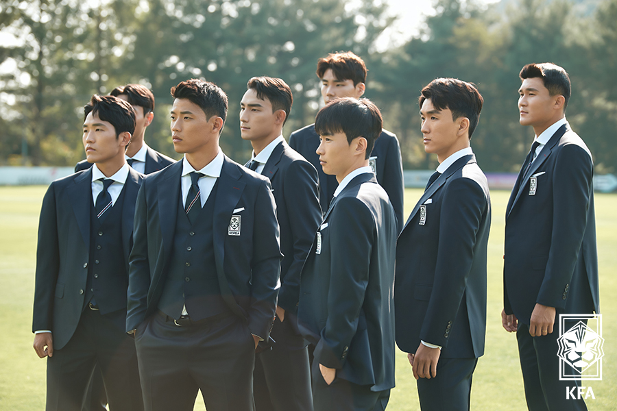 대한축구협회가 유명 정장 브랜드인 ‘캠브리지 멤버스’와 축구대표팀 단복 협찬 계약을 맺었다고 27일 밝혔다. 이에 따라 대표팀은 캠브리지 멤버스가 제공하는 단복을 입고 2022 카타르 월드컵에 나선다. 사진은 카타르 월드컵 단복을 입고 기념 촬영하는 축구대표팀. 2022.10.27  대한축구협회 제공
