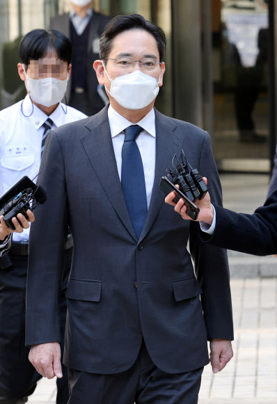 공판에 출석한 이재용 삼성전자 회장이 27일 점심식사를 위해 서울중앙지법을 나서고 있다.  삼성전자 이사회는 이날 이 부회장의 회장 승진을 의결했다. 2022.10.27  연합뉴스