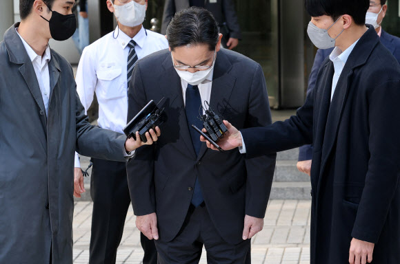 공판에 출석한 이재용 삼성전자 회장이 27일 점심식사를 위해 서울중앙지법을 나서다 기자들에게 승진 소감을 말한 후 인사하고 있다.  삼성전자 이사회는 이날 이 부회장의 회장 승진을 의결했다. 2022.10.27  연합뉴스