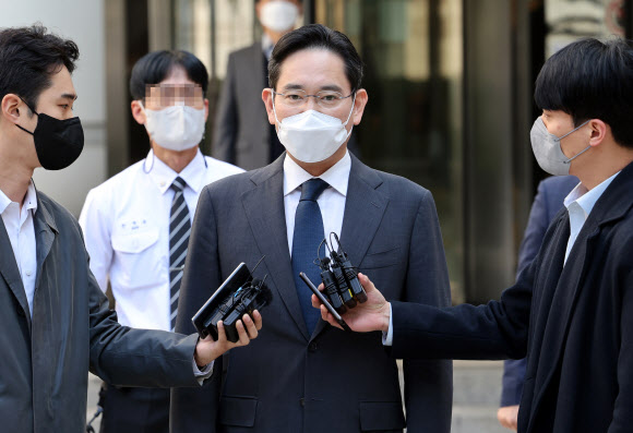 공판에 출석한 이재용 삼성전자 회장이 27일 점심식사를 위해 서울중앙지법을 나서고 있다.  삼성전자 이사회는 이날 이 부회장의 회장 승진을 의결했다. 2022.10.27  연합뉴스