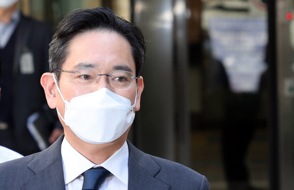 공판에 출석한 이재용 삼성전자 회장이 27일 점심식사를 위해 서울중앙지법을 나서고 있다.  삼성전자 이사회는 이날 이 부회장의 회장 승진을 의결했다. 2022.10.27  연합뉴스