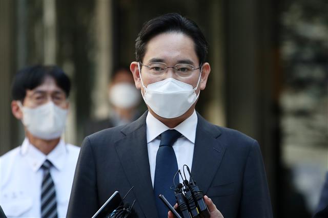 이재용 삼성전자 회장이 27일 오전 서울 서초구 서울중앙지방법원에서 열린 회계 부정?부당 합병 혐의 관련 공판을 마치고 청사를 나서며 취재진의 질문에 답하고 있다. 삼성전자는 이날 이사회를 열어 이재용 삼성전자 부회장의 회장 승진을 의결했다. 지난 2012년 부회장에 오른지 10년 만이다. 2022.10.27 뉴스1