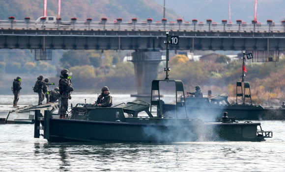 호국훈련 넷째 날인 27일 강원 화천대교 일원에서 육군 2군단 2공병여단 도하부대 장병들이 아군의 신속한 기동 보장을 위한 문·부교 구축 훈련을 진행하고 있다. 2022.10.27  육군 2군단 제공