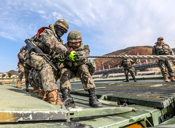 호국훈련 넷째 날인 27일 강원 화천대교 일원에서 육군 2군단 2공병여단 도하부대 장병들이 아군의 신속한 기동 보장을 위한 문·부교 구축 훈련을 진행하고 있다. 2022.10.27 육군 2군단 제공