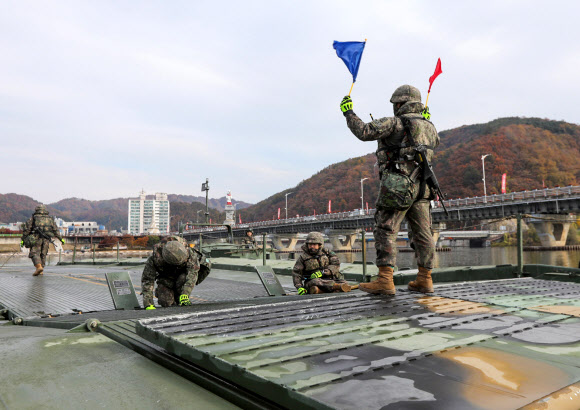 호국훈련 넷째 날인 27일 강원 화천대교 일원에서 육군 2군단 2공병여단 도하부대 장병들이 아군의 신속한 기동 보장을 위한 문·부교 구축 훈련을 진행하고 있다. 2022.10.27  육군 2군단 제공