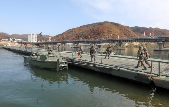 호국훈련 넷째 날인 27일 강원 화천대교 일원에서 육군 2군단 2공병여단 도하부대 장병들이 아군의 신속한 기동 보장을 위한 문·부교 구축 훈련을 진행하고 있다. 2022.10.27  육군 2군단 제공