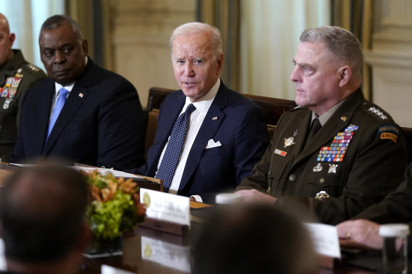 조 바이든 미국 대통령이 26일(현지시간) 백악관에서 국방부 지도부와 회의를 하고 있다. AP
