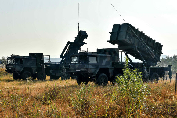 공군이 27일 2022년 호국훈련의 일환으로 ‘전구탄도탄 대응훈련’을 실시했다. 사진은 예비진지에 도착한 패트리어트 포대 발사대가 설치되고 있는 모습. 2022.10.27  공군 제공
