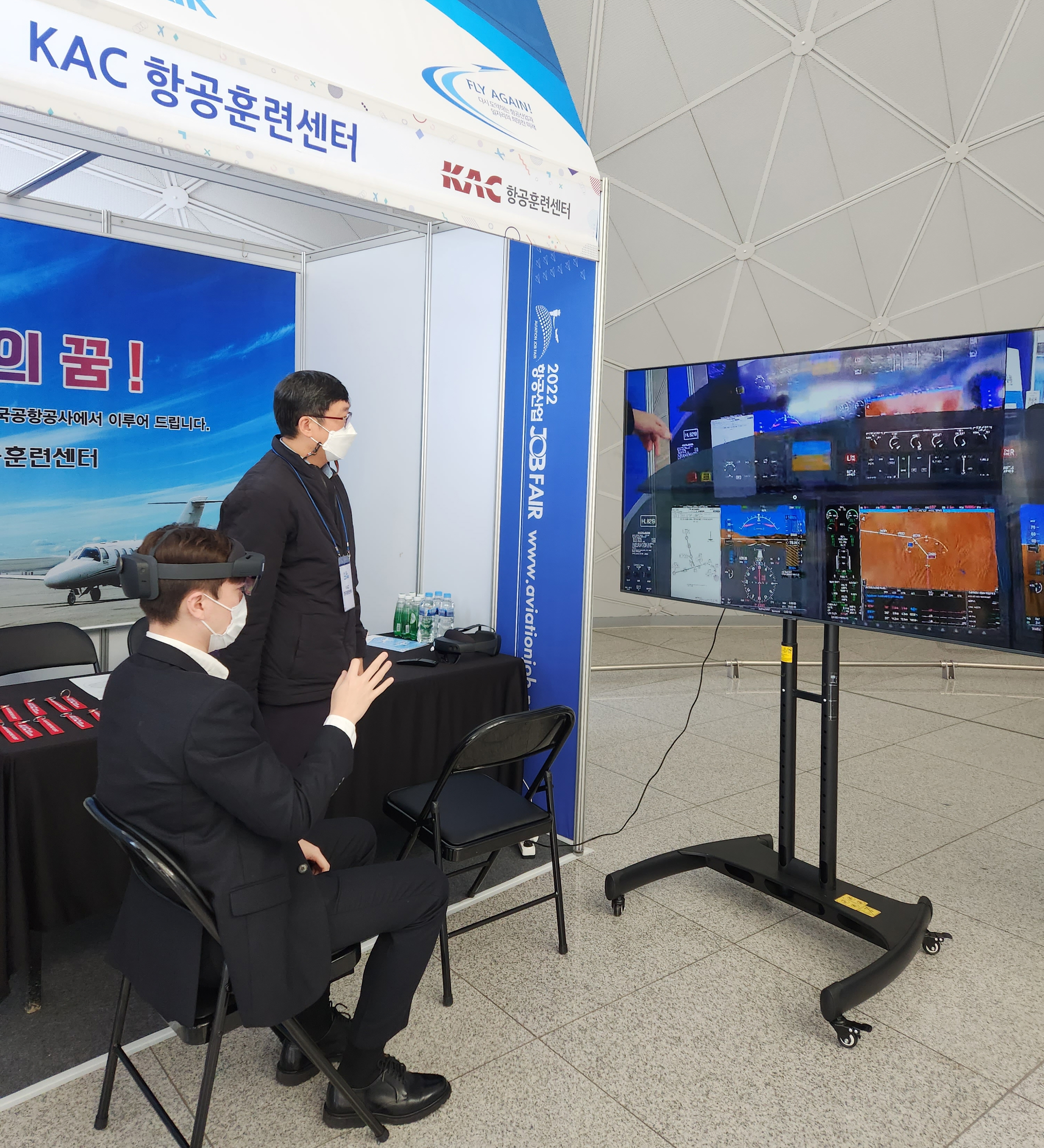 27일 인천공항 제1여객터미널 교통센터에서 열린 ‘2022 항공산업 잡 페어’의 한국항공공사(KAC)항공훈련센터 홍보부스에서 참가자가 제트항공기 조종석 가상체험을 하고 있다. 한국공항공사 제공  