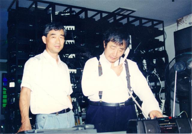 1995년 무렵 백남준(오른쪽)과 이정성. 이정성 제공