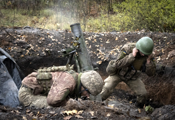27일(현지시간)포를 쏘는 우크라이나 군인들. AP