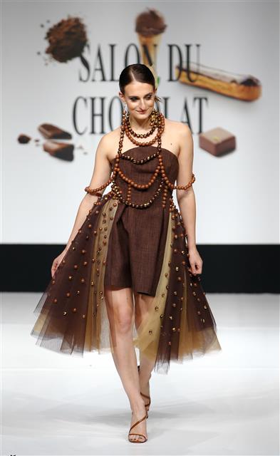 27일 밤(현지시간) 프랑스 파리 포르트 드 베르사이유 전시장에서 프랑스 최대 초콜릿 박람회 ‘2022 살롱 뒤 쇼콜라 (Salon du Chocolat)’가 열려 프랑스 피겨스케이팅 금메달 리스트 가브리엘라 파파다키스(Gabriella Papadakis)가 초콜릿으로 만든 의상을 선보이고 있다. 2022.10.28 뉴스1