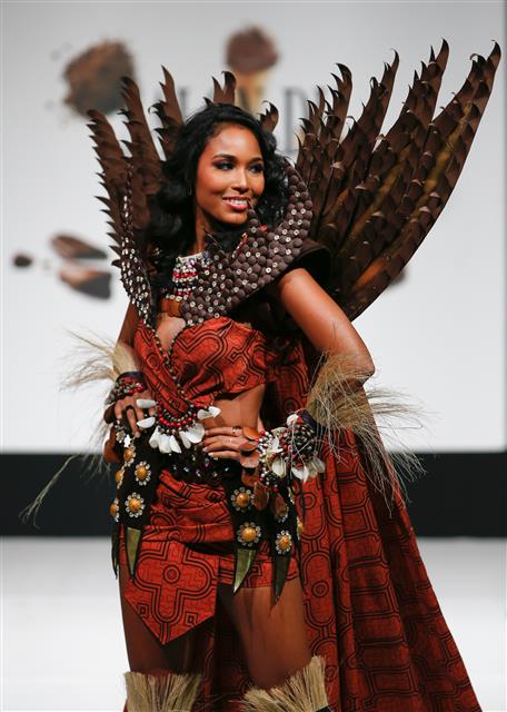 27일 밤(현지시간) 프랑스 파리 포르트 드 베르사이유 전시장에서 프랑스 최대 초콜릿 박람회 ‘2022 살롱 뒤 쇼콜라 (Salon du Chocolat)’가 열려 모델이 초콜릿으로 만든 의상을 선보이고 있다. 2022.10.28 뉴스1