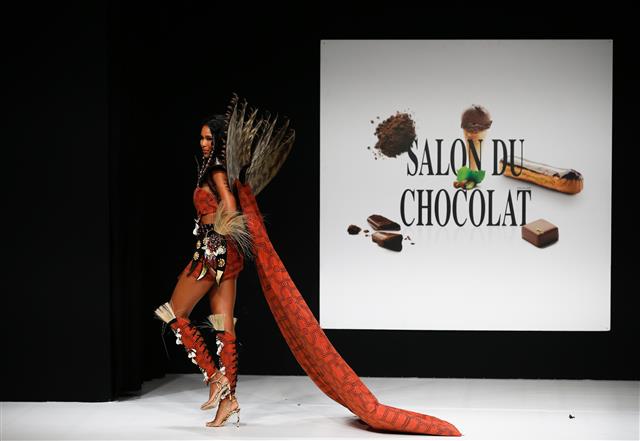 27일 밤(현지시간) 프랑스 파리 포르트 드 베르사이유 전시장에서 프랑스 최대 초콜릿 박람회 ‘2022 살롱 뒤 쇼콜라 (Salon du Chocolat)’가 열려 모델이 초콜릿으로 만든 의상을 선보이고 있다. 2022.10.28 뉴스1