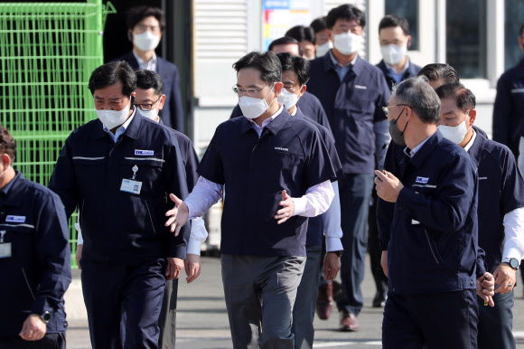 이재용 삼성전자 회장이 28일 오후 광주 광산구 평동산업단지에 있는 협력회사를 방문하고 있다. 이 회장은 이날 협력회사 방문에 앞서 삼성전자 광주사업장을 찾았다. 2022.10.28  연합뉴스