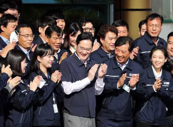 이재용 삼성전자 회장이 28일 오후 광주 광산구 평동산업단지에 있는 협력회사를 방문해 직원들과 함께 기념촬영을 한 뒤 박수를 치고 있다. 이 회장은 이날 협력회사 방문에 앞서 삼성전자 광주사업장을 찾았다. 2022.10.28  연합뉴스