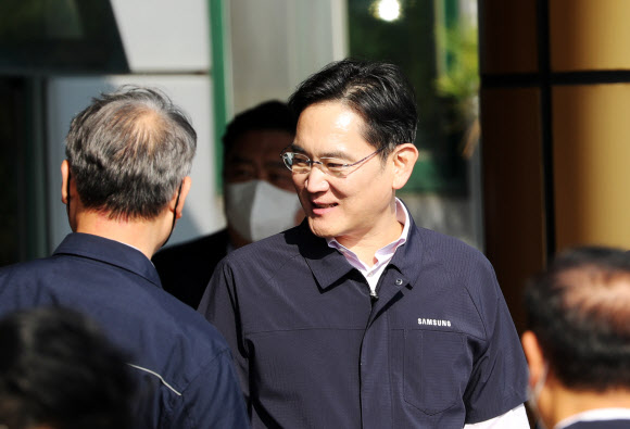 이재용 삼성전자 회장이 28일 오후 광주 광산구 평동산업단지에 있는 협력회사를 방문하고 있다. 이 회장은 이날 협력회사 방문에 앞서 삼성전자 광주사업장을 찾았다. 2022.10.28  연합뉴스