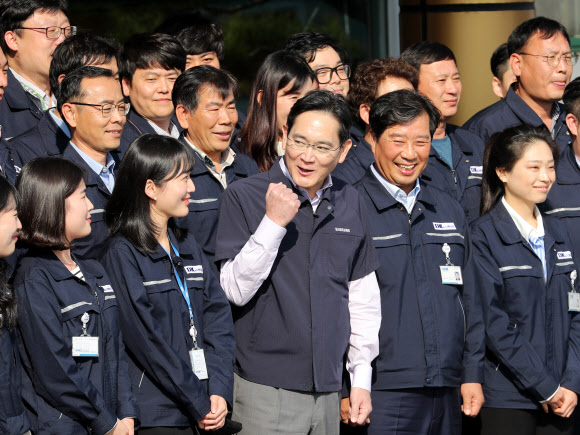 이재용 삼성전자 회장이 28일 오후 광주 광산구 평동산업단지에 있는 협력회사를 방문해 기념촬영을 하면서 파이팅 구호를 제안하고 있다. 이 회장은 이날 협력회사 방문에 앞서 삼성전자 광주사업장을 찾았다. 2022.10.28  연합뉴스