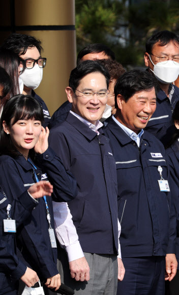 이재용 삼성전자 회장이 28일 오후 광주 광산구 평동산업단지에 있는 협력회사를 방문해 직원들과 기념촬영을 하고 있다. 이 회장은 이날 협력회사 방문에 앞서 삼성전자 광주사업장을 찾았다. 2022.10.28  연합뉴스