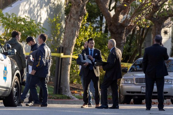 낸시 펠로시 미국 하원의장의 캘리포니아주 샌프란시스코 자택 앞에서 28일(현지시간) 경찰관들이 분주하게 움직이고 있다. 펠로시 의장 자택 침입범은 남편을 묶고 의장이 도착할 때까지 기다리려 한 것으로 알려졌다. 로이터 뉴스1