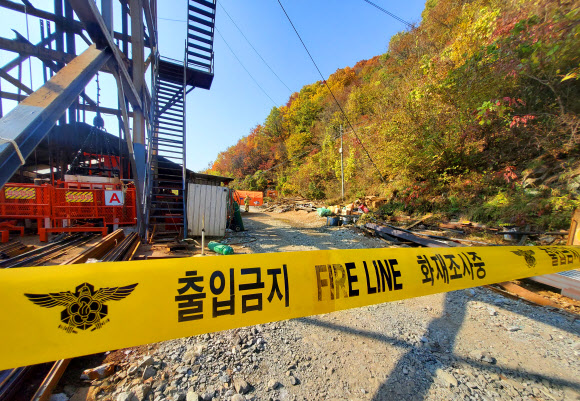 지난 26일 경북 봉화군의 한 아연 채굴 광산에서 발생한 붕괴 사고로 광부 2명이 나흘째 고립돼 있는 것으로 전해졌다. 2022.10.27 연합뉴스
