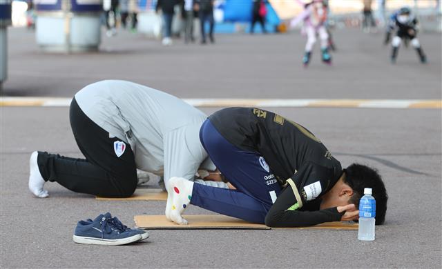 승강플레이오프 경기 전 기도하는 수원 팬들