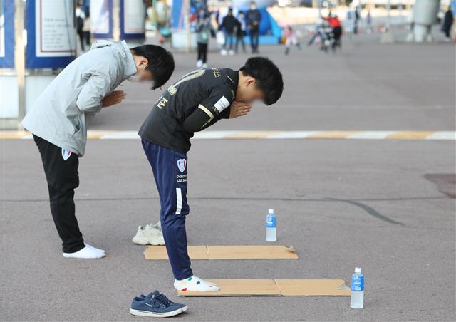 승강플레이오프 경기 전 기도하는 수원 팬들