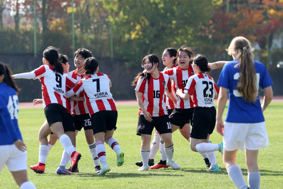 ‘1호 골’에 환호하는 고려대