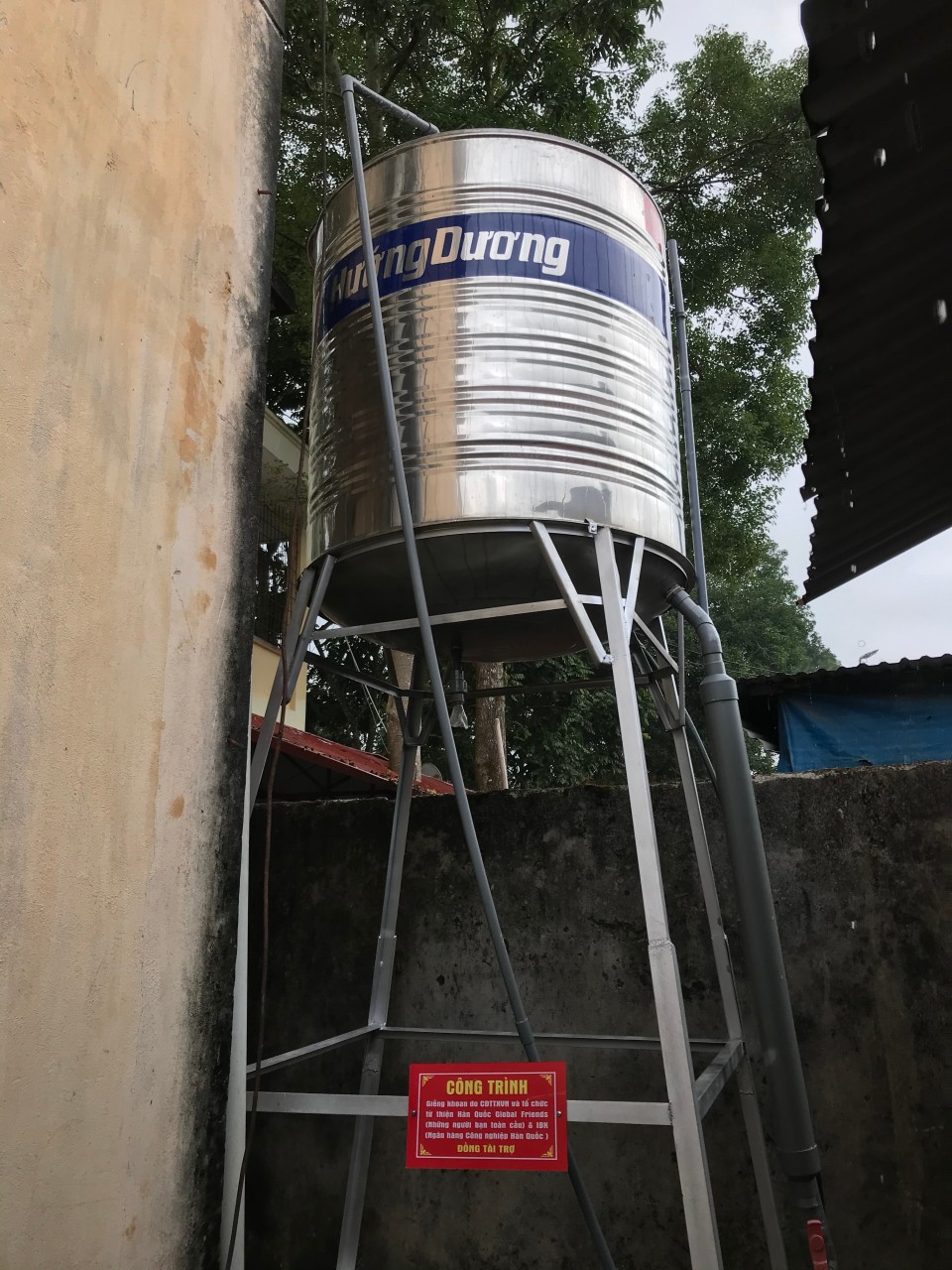 글로벌 프랜드와 IBK기업은행 하노이 지점이 손잡고 베트남 하장성의 초등학교에 기증한 물탱크.